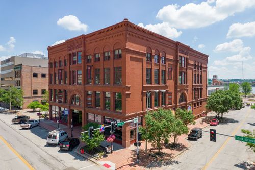 2f-131 W 2nd Street, Davenport, IA, 52801 | Card Image