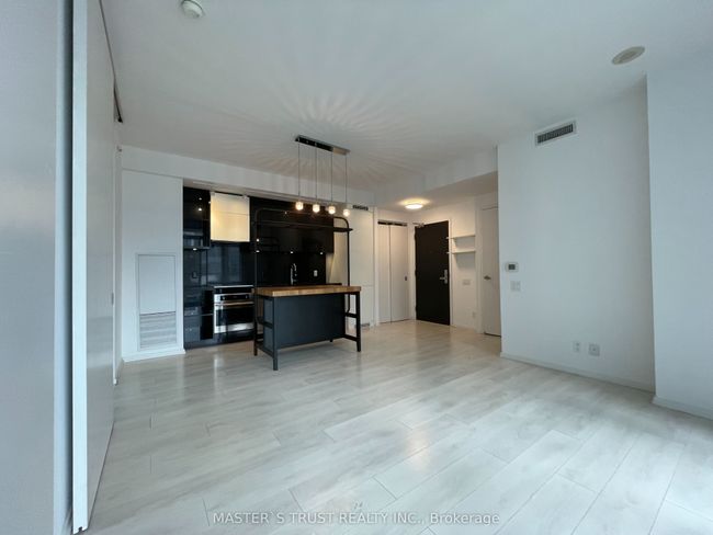 809 - 125 Peter St, Condo with 2 bedrooms, 1 bathrooms and 1 parking in Toronto ON | Image 5