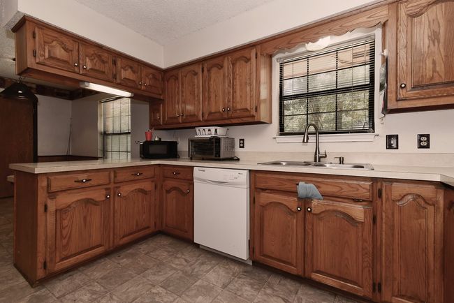 Kitchen overlooking front yard | Image 16