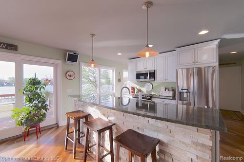 3895 Dorothy Ln, Waterford Twp, MI, 48329-1112 | Card Image
