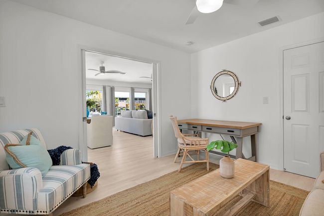 Guest Room / Den | Image 13