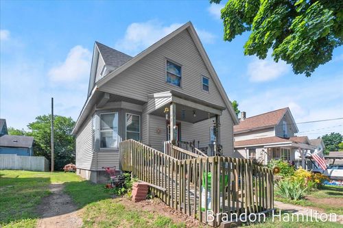 107 W Center St, Belding, MI, 48809-1902 | Card Image