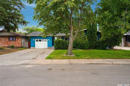 8922 Thomas Avenue, House with 4 bedrooms, 2 bathrooms and 2 parking in North Battleford SK | Card Image