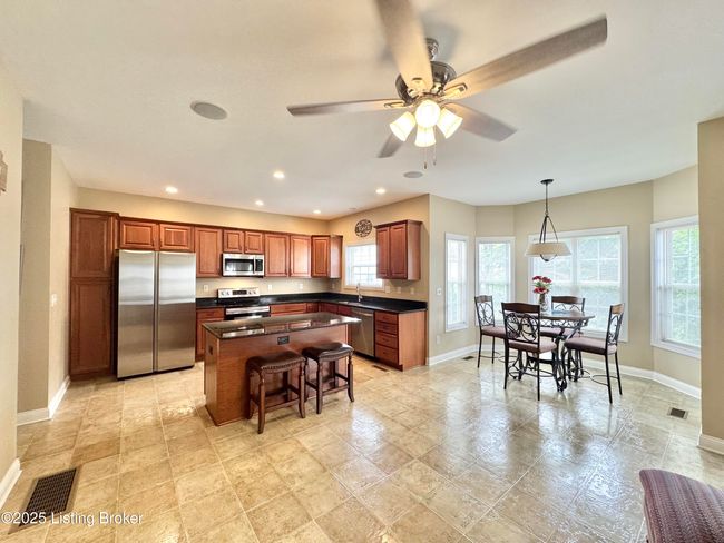 Sitting are w fireplace/kitchen | Image 19