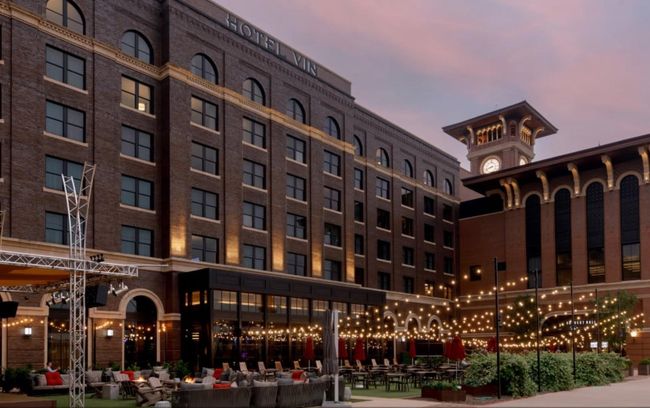 Hotel Vin backyard patio | Image 29