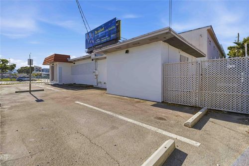 470 Nw 22nd Ave, MIAMI, FL, 33125-3352 | Card Image