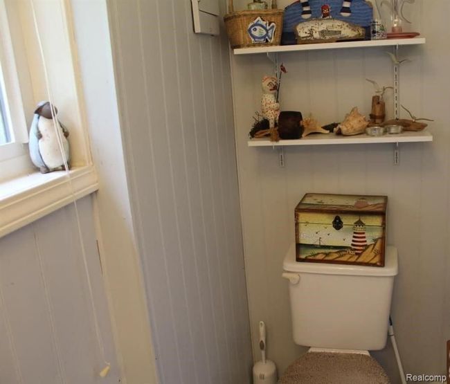 1/2 bath in guest house | Image 22