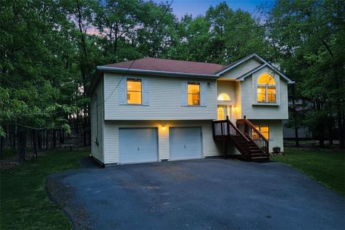 9 Sycamore Cir, Albrightsville, PA, 18210-3809 | Card Image