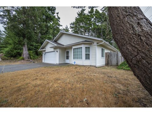 903 Chickses Dr, Coos Bay, OR, 97420-3333 | Card Image