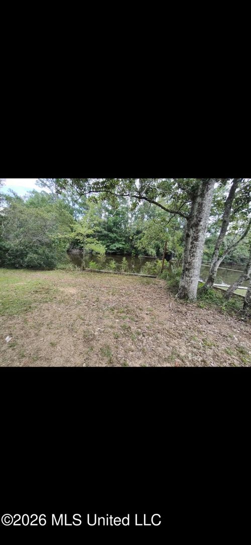 947 W Lakeshore Dr, Carriere, MS, 39426-7916 | Card Image