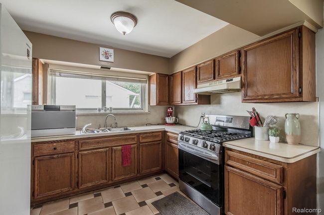 Large window of the sink | Image 9