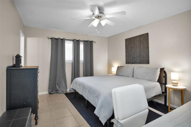Apt A Main bedroom | Image 14
