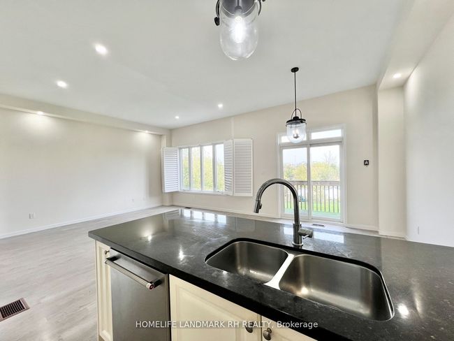 28 Elyse Crt, House attached with 4 bedrooms, 3 bathrooms and 2 parking in Aurora ON | Image 6