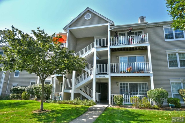Tuliptree Ct, Mahwah, NJ 07430