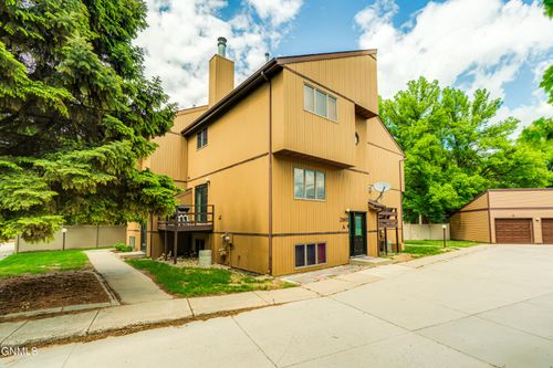 2865 Warwick Loop, Bismarck, ND, 58504-7622 | Card Image