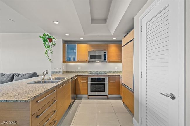 UNIT-3005 - 222 Karen Ave, Home with 1 bedrooms, 2 bathrooms and 1 parking in Las Vegas NV | Image 12