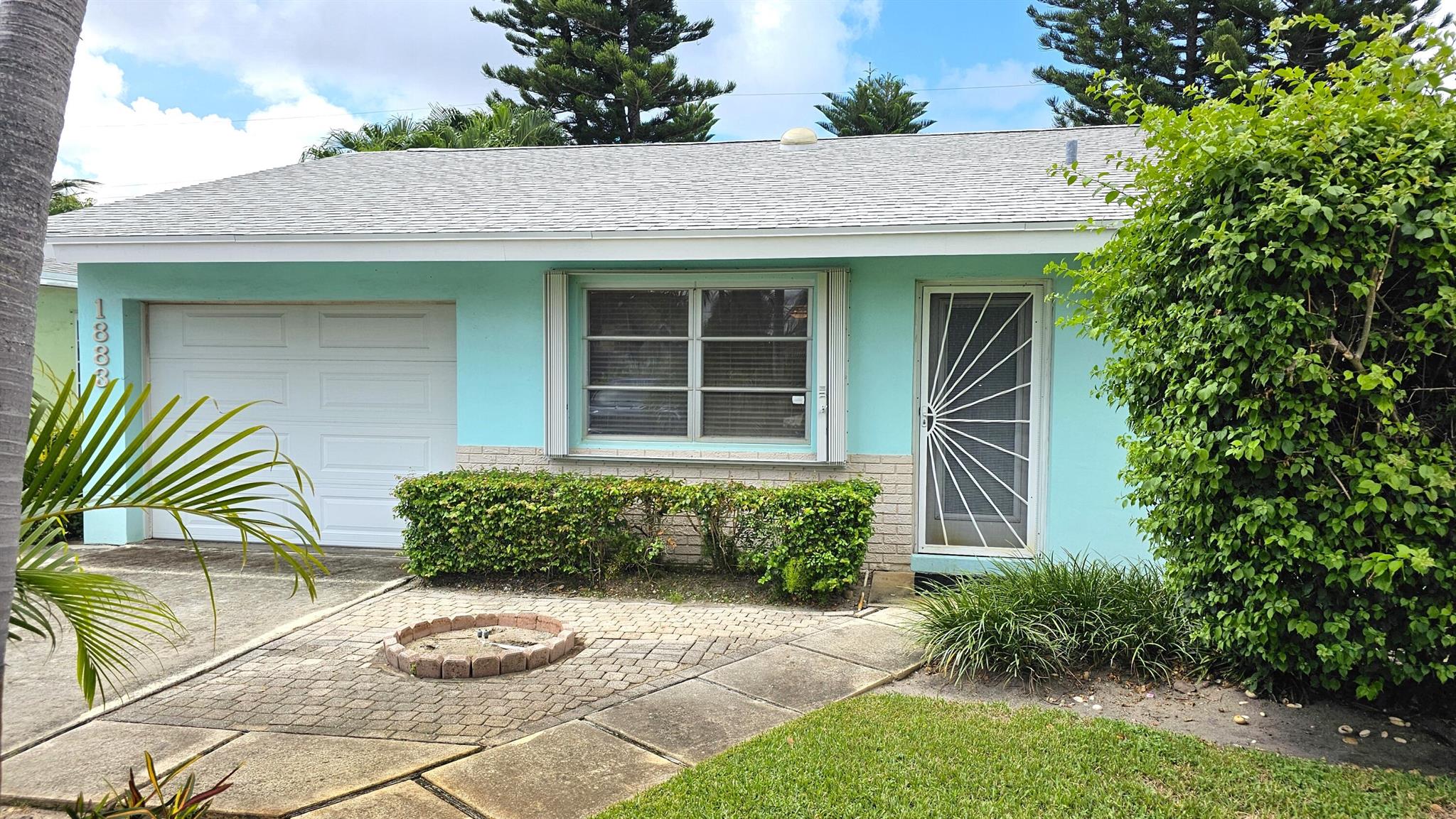 Circle Dr, North Palm Beach, FL 33408