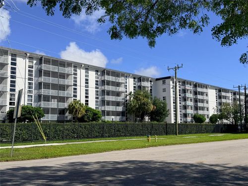 b601-16851 Ne 23rd Ave, North Miami Beach, FL, 33160-3778 | Card Image