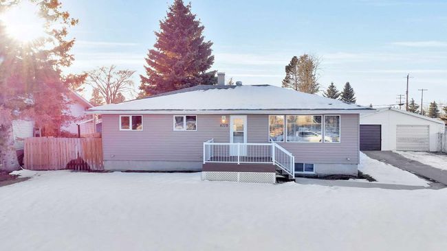 4119 49 A Avenue, Home with 2 bedrooms, 2 bathrooms and 4 parking in Innisfail AB | Image 2