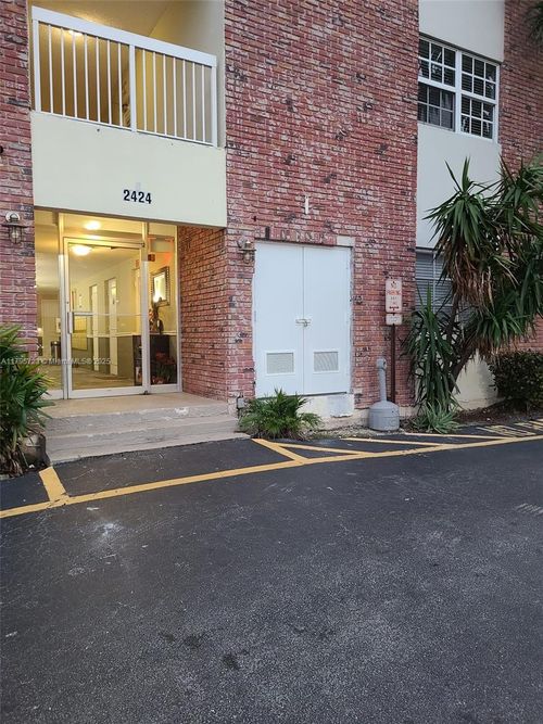 apt-114b-2424 Se 17th St, Fort Lauderdale, FL, 33316-3123 | Card Image