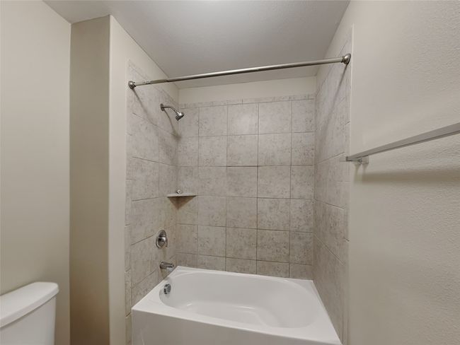 Bathroom with toilet and washtub / shower combination | Image 16