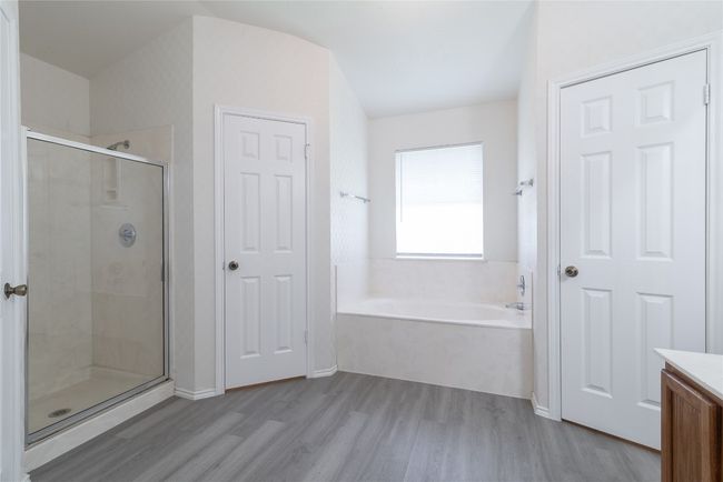 Separate shower and bathtub | Image 24