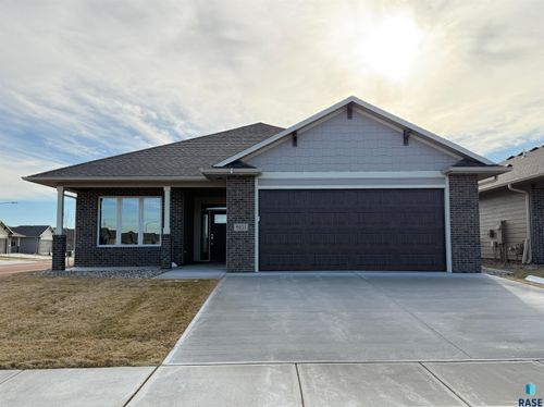 8101 W 24th St Street, Sioux Falls, SD, 57106 | Card Image