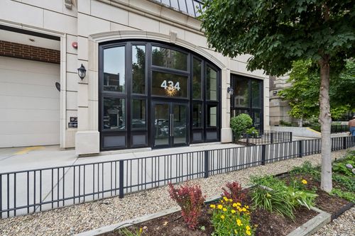 401-434 W Melrose St, Chicago, IL, 60657-3812 | Card Image