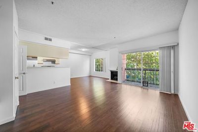 158 - W Acacia Avenue, Condo with 4 bedrooms, 4 bathrooms and 2 parking in Glendale CA | Image 2