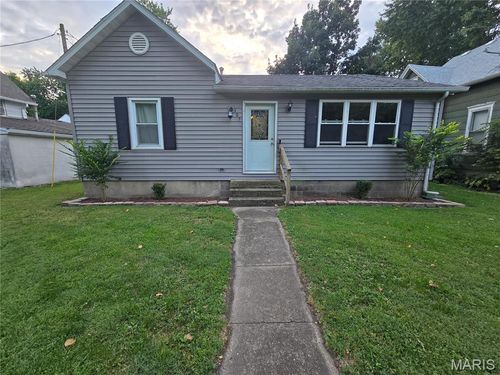 105 S Maple St, Stonington, IL, 62567-9635 | Card Image