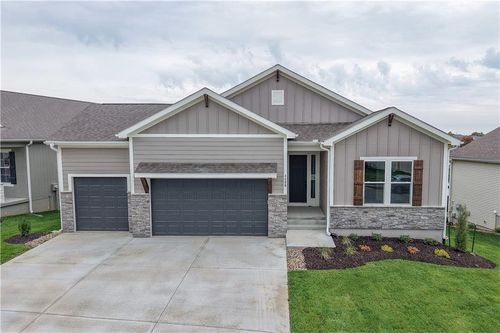 1128 Sw Whitby Dr, Lee's Summit, MO, 64083-6103 | Card Image