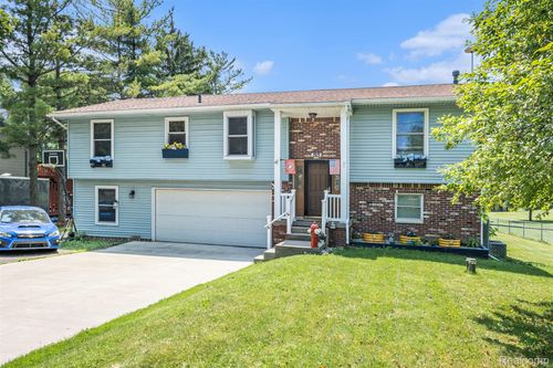 2029 N Long Lake Rd, Fenton, MI, 48430-8809 | Card Image