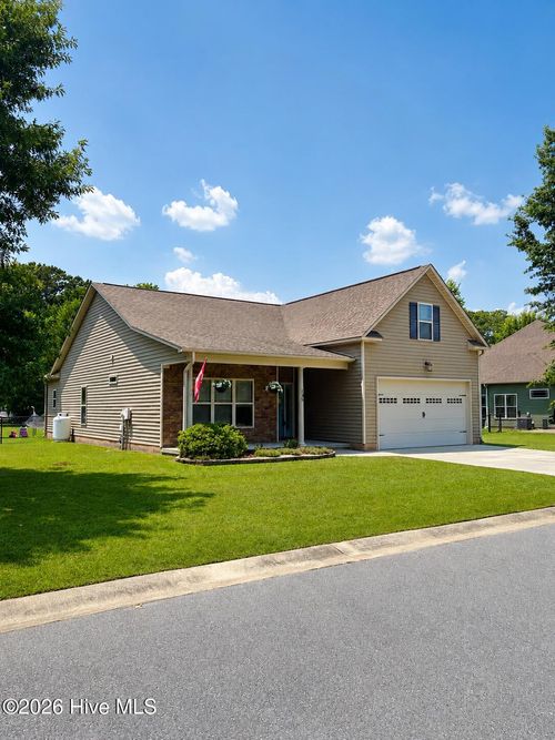 135 Dean Dr, Chocowinity, NC, 27817-4402 | Card Image