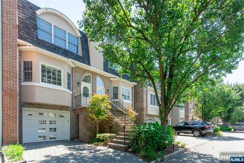 162 Stonegate Trl, Cresskill, NJ, 07626-2412 | Card Image