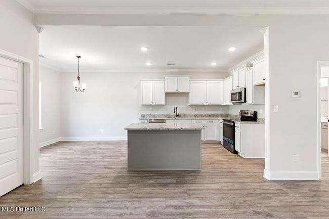 Kitchen and Breakfast Area | Image 7
