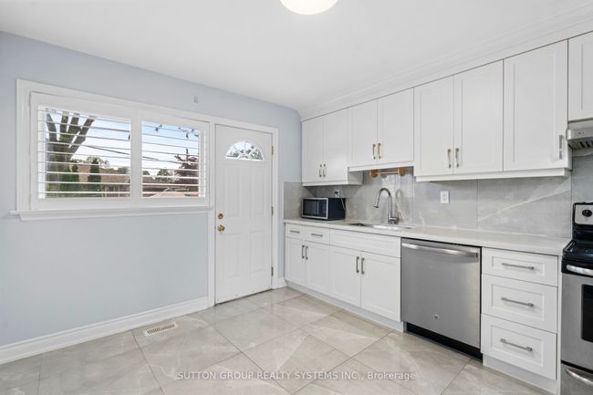 732 Royal York Rd, House other with 7 bedrooms, 4 bathrooms and 4 parking in Etobicoke ON | Image 13