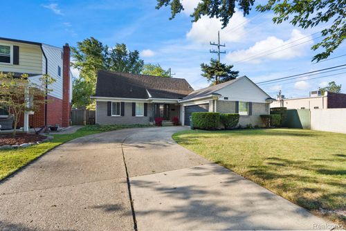 21500 Erben St, Saint Clair Shores, MI, 48081-1932 | Card Image