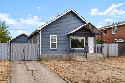 827 E Hoffman Ave, Home with 3 bedrooms, 2 bathrooms and null parking in Spokane WA | Image 2