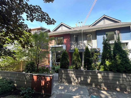2073 E Pender St, Vancouver, BC, V5L1X1 | Card Image