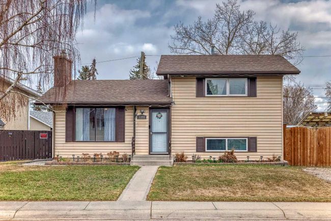 1328 Pennsburg Road Se, Home with 3 bedrooms, 2 bathrooms and 4 parking in Calgary AB | Image 2