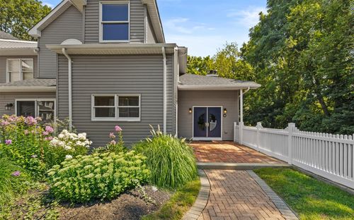 10 Courtyard Cir, Centerport, NY, 11721-1564 | Card Image