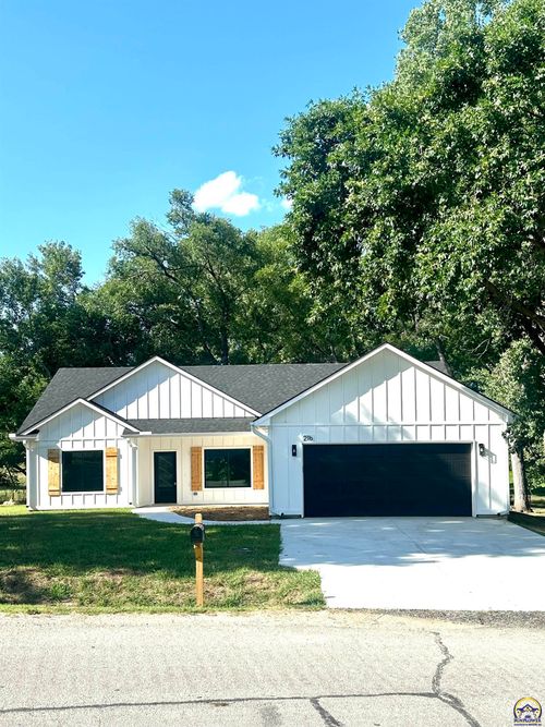 216 Sunset Dr, Council Grove, KS, 66846-1520 | Card Image