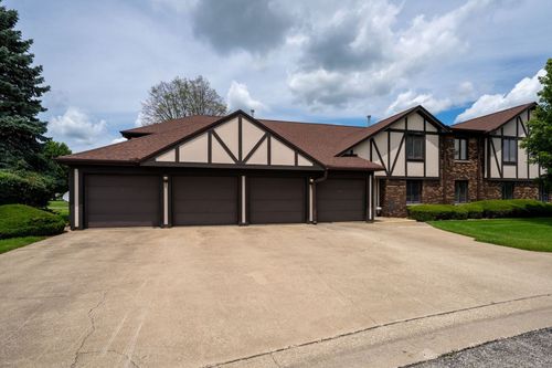 5-5 Crystal Ct, Pontiac, IL, 61764-9715 | Card Image