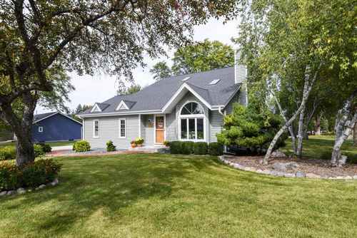 W235N7102 Prairie Ln, Sussex, WI, 53089-3288 | Card Image