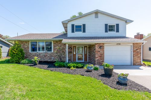 1721 Valley Vista Dr, Bettendorf, IA, 52722-3863 | Card Image