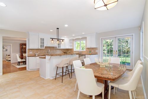 668 Francis St, Pelham, NY, 10803-2639 | Card Image