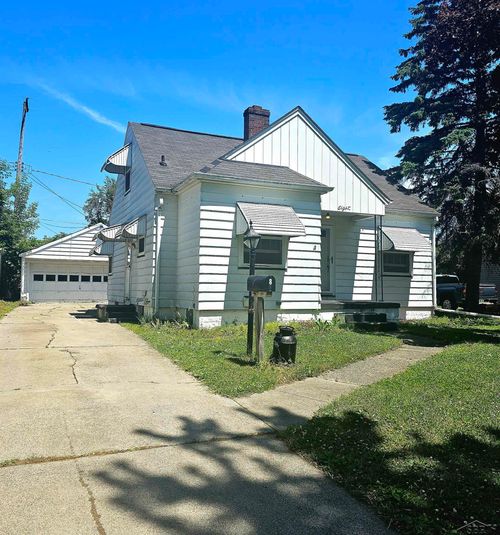 8 Southlawn Ct, Saginaw, MI, 48602-1817 | Card Image