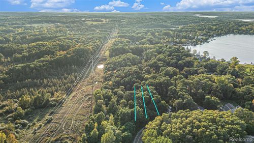 10198 Carmer Rd, Fenton, MI, 48430-2404 | Card Image