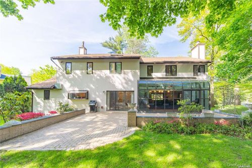 12 Bolton Dr, Manhasset, NY, 11030-3942 | Card Image
