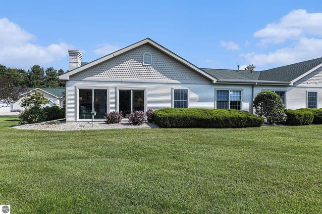 301 Golfview Ln, House other with 2 bedrooms, 2 bathrooms and null parking in Elk Rapids MI | Image 6